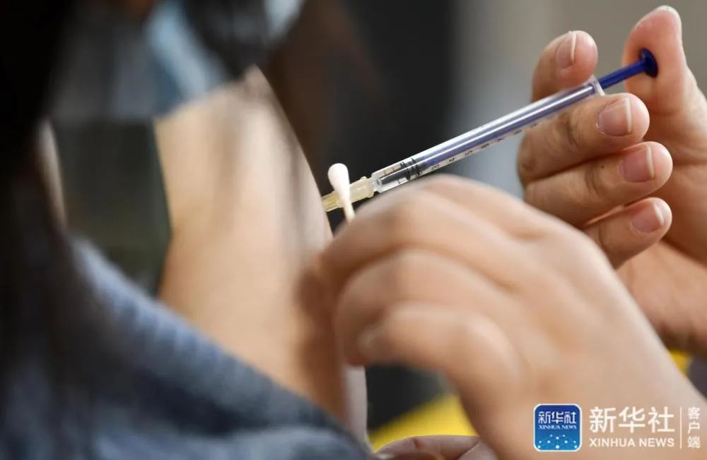 　　1月5日，，，，在天津市蓟州区兴华大街社区卫生效劳中心，，，，医务职员给疫苗接种者注射。。。。。。新华社记者 李然 摄